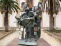Bagheria - Villa cattolica - Zeitungsleserskulptur / Bagheria - villa cattolica - scultura di un lettore sul giornale